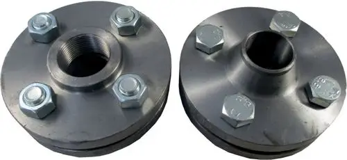 Flanschset aus Metall mit Gewinde und Schrauben. Geeignet für verschiedene Systeme wie Kühler und Erhitzer. Produziert von Wolf.